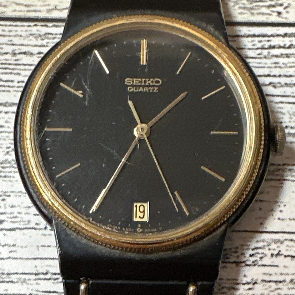 Seiko Quartz Watch Black Dial Date Gold Bezel Black Bracelet Vintage *Untested*